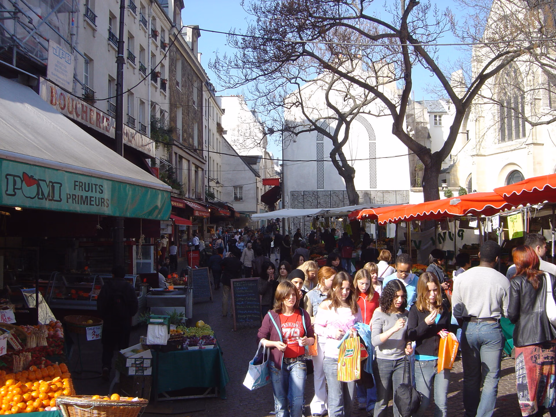 Mercado de Rue Mouffetard cerca de DSTI Paris