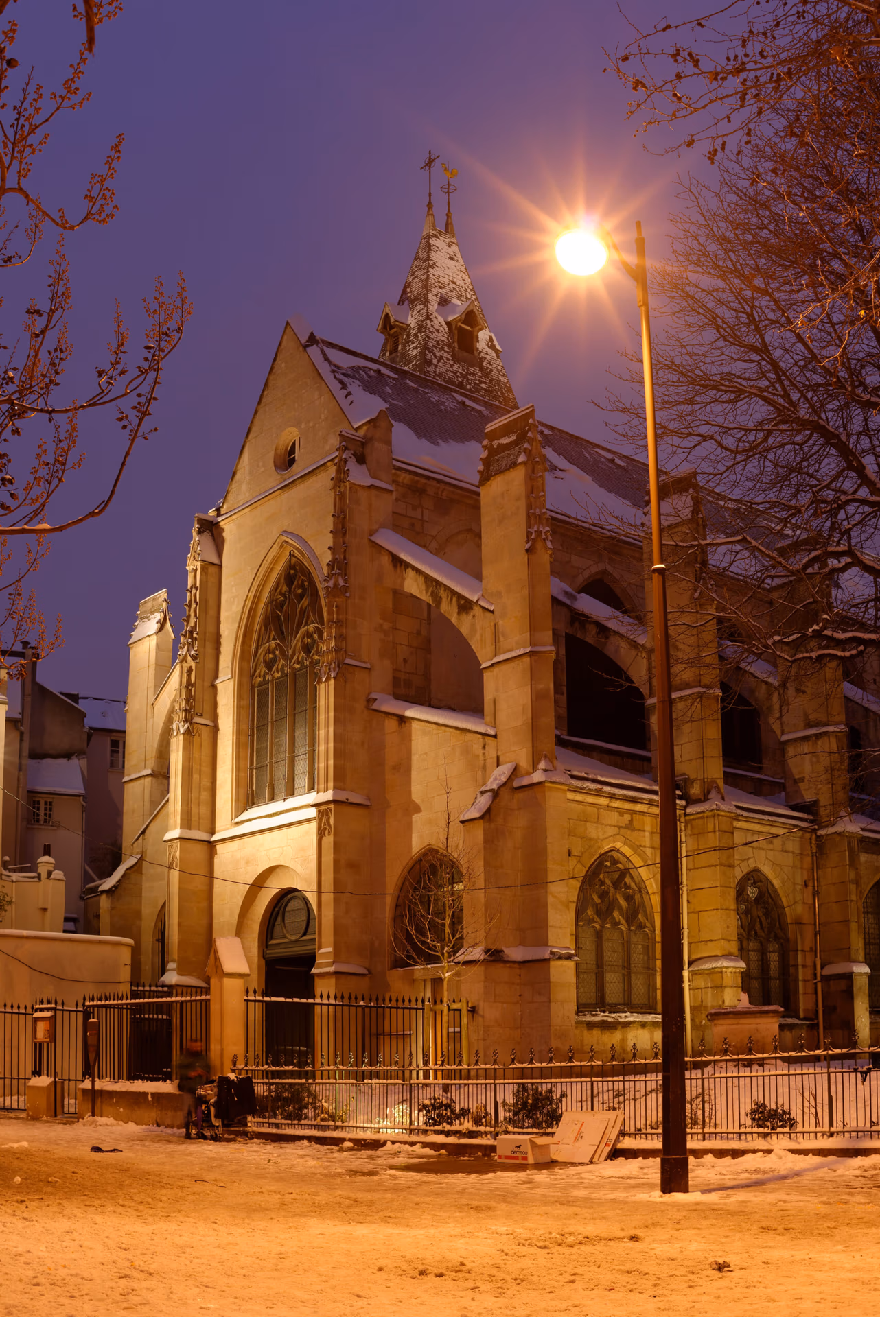 Iglesia Saint-Médard de noche en París