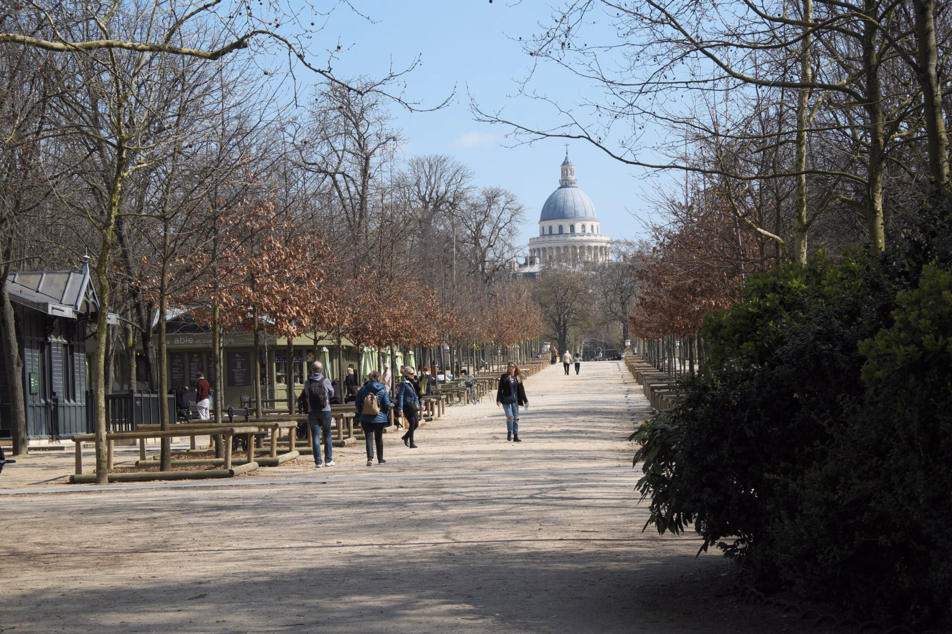 Personas descansando en el Jardín de Luxemburgo en París