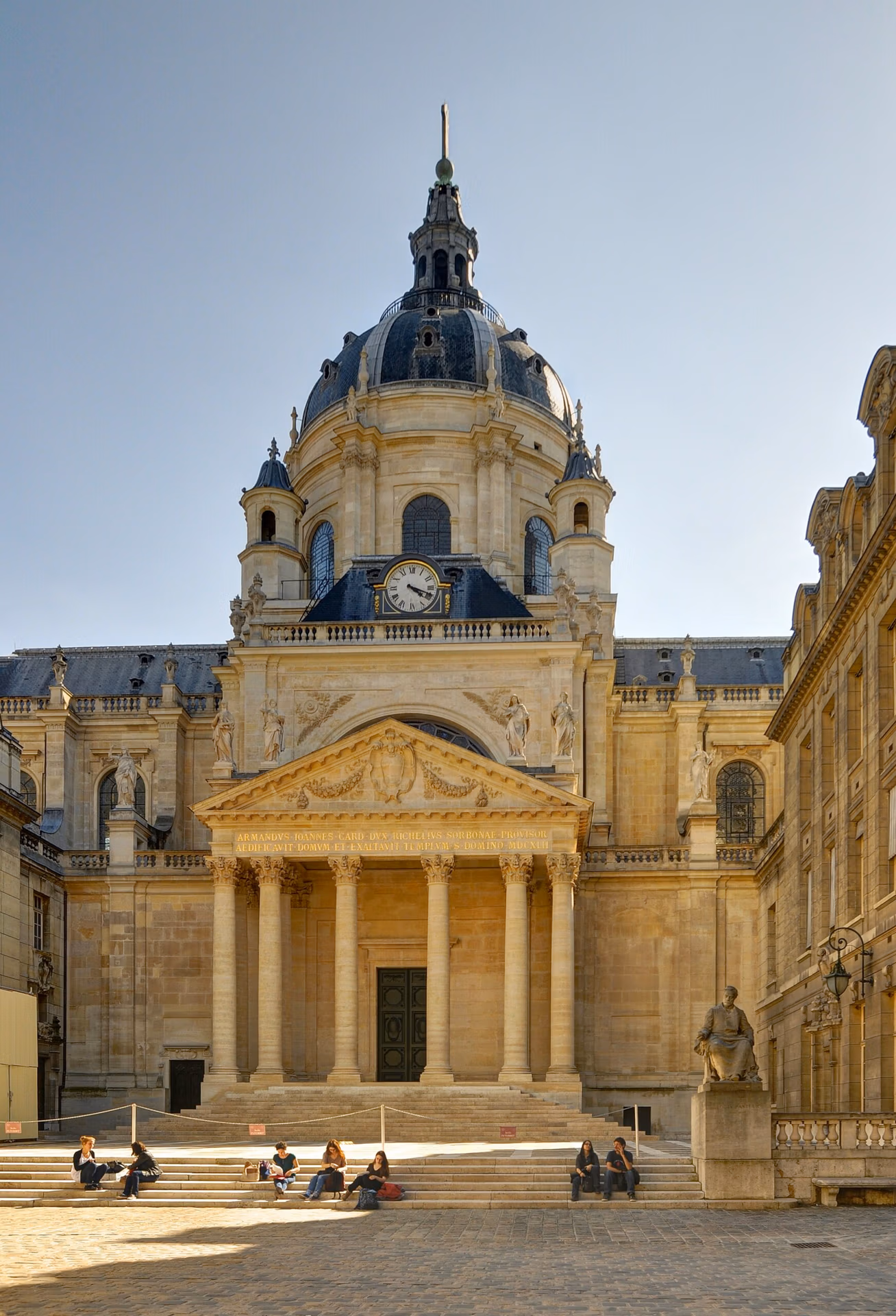 Patio y capilla de la Sorbonne en París