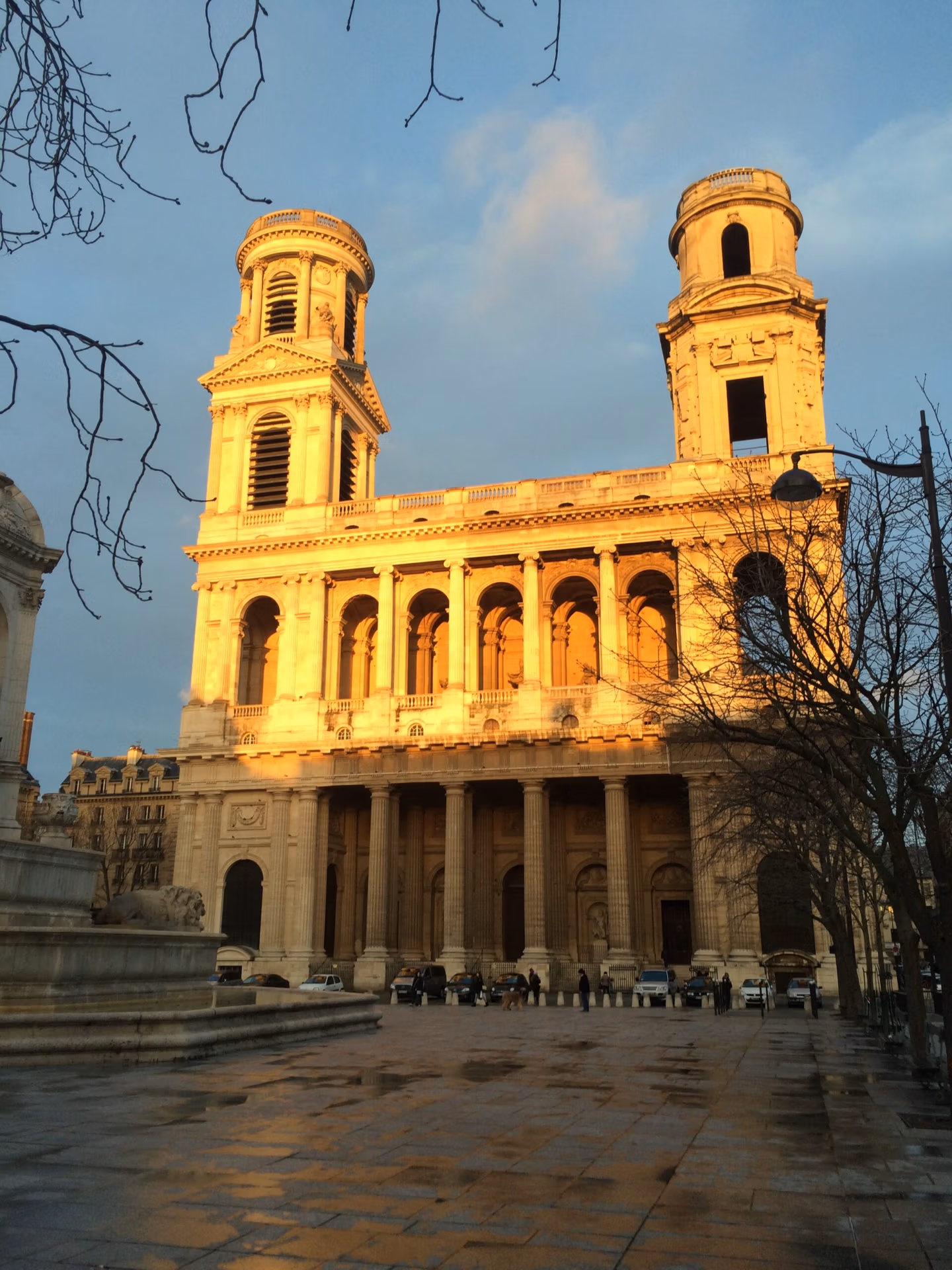 Fachada de la iglesia Saint-Sulpice en París