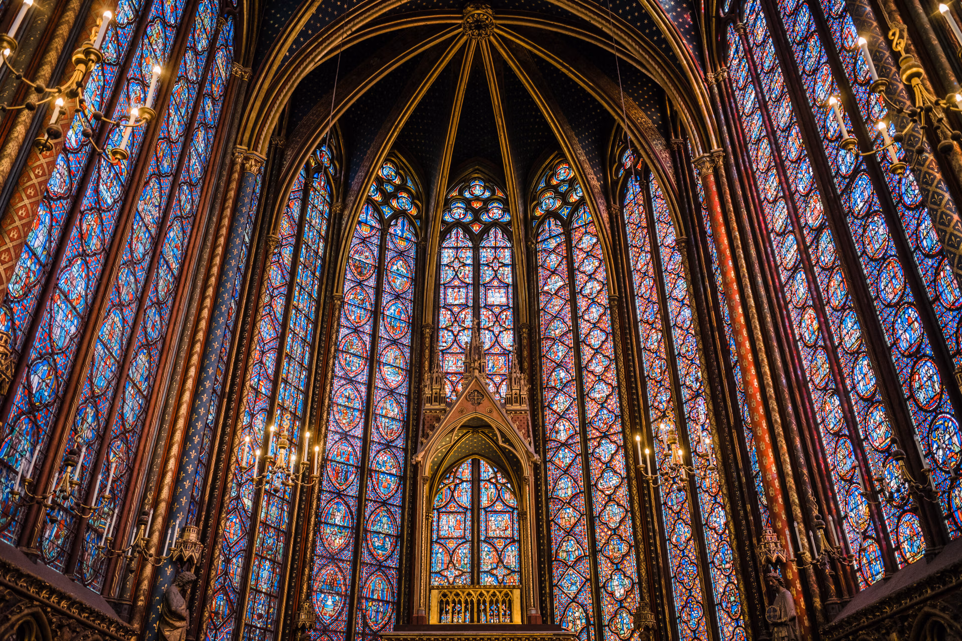 Interior con vitrales de Sainte-Chapelle