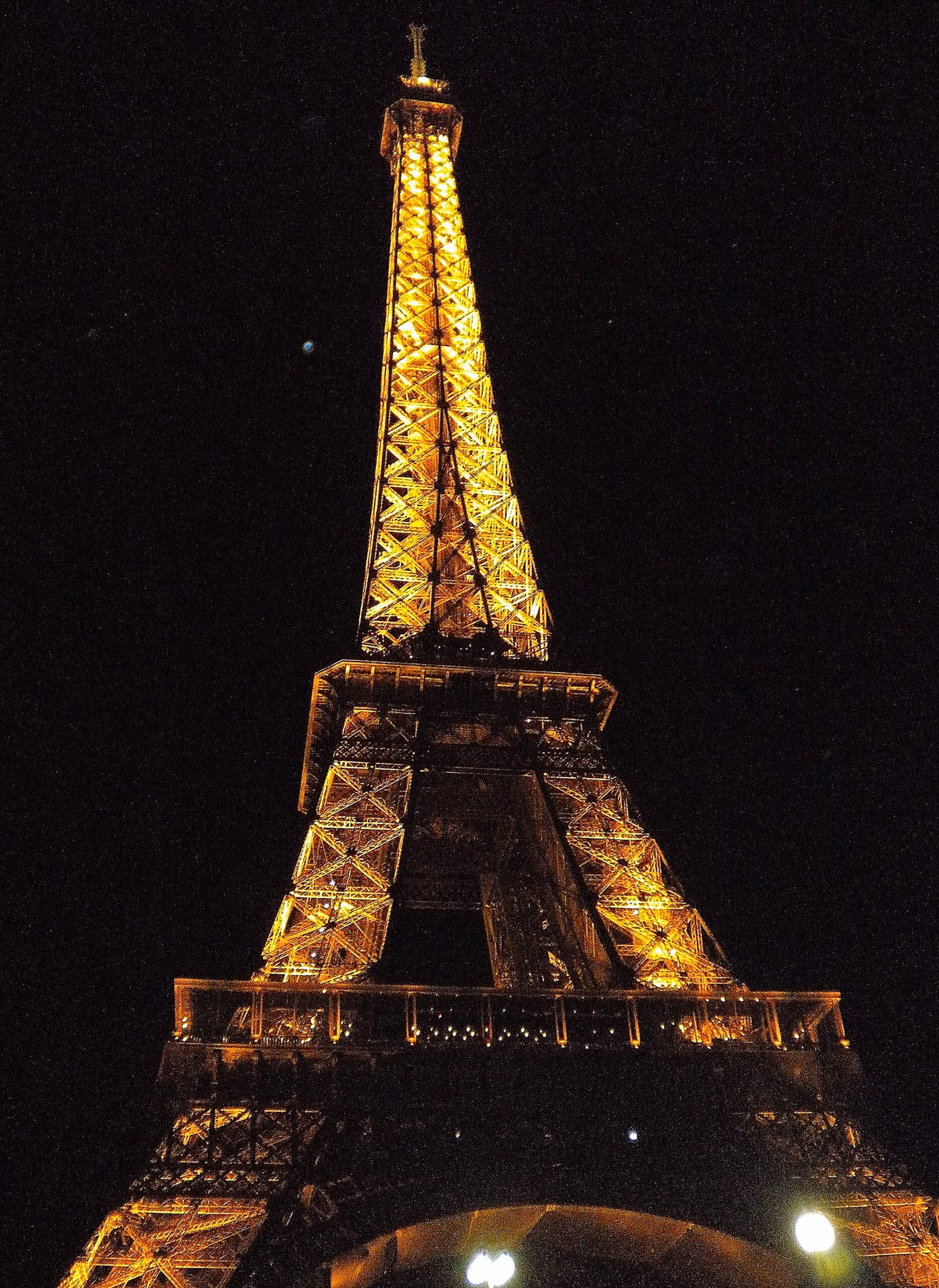 Torre Eiffel iluminada de noche