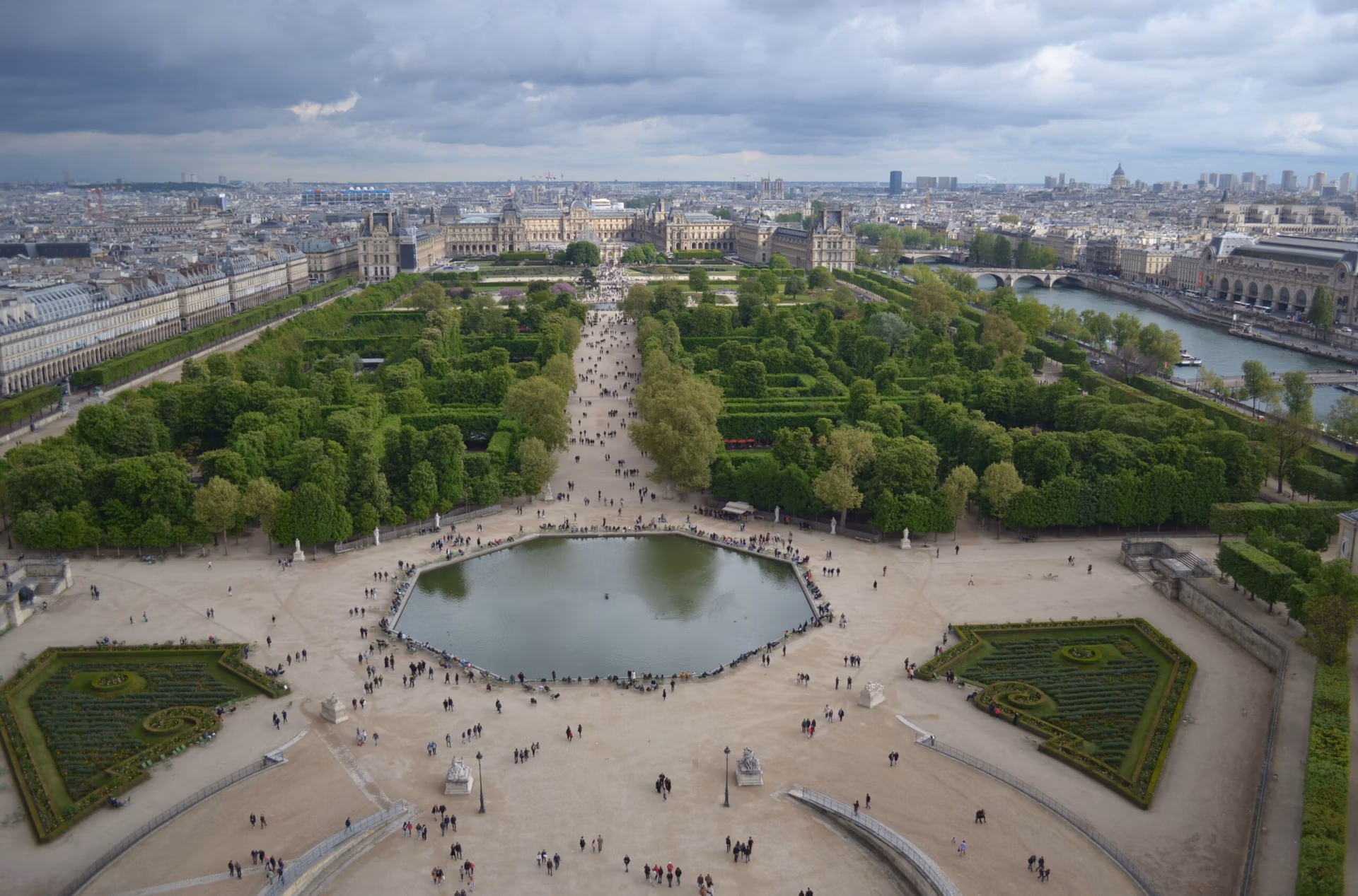 Personas caminando en el Jardin des Tuileries