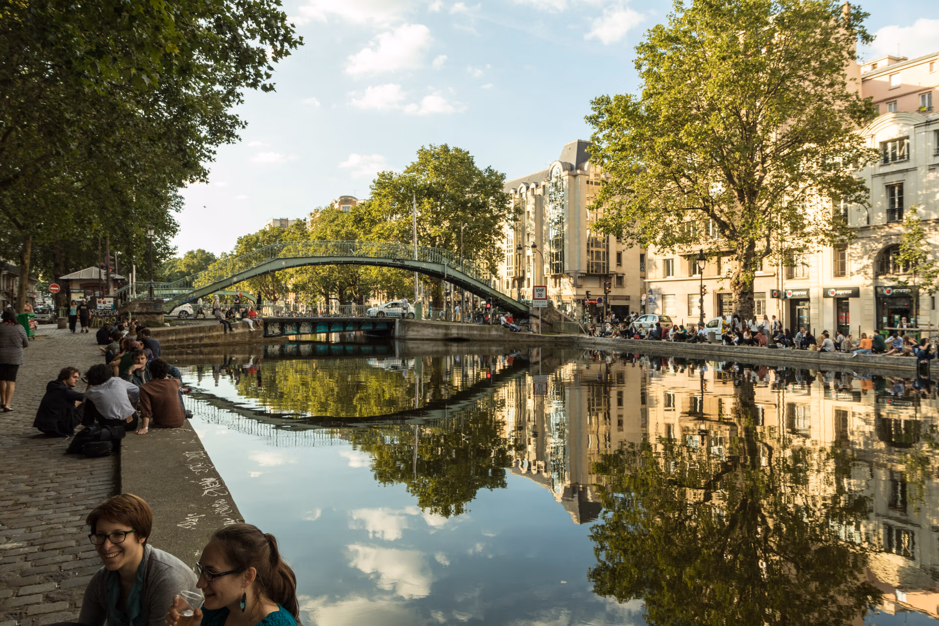 Puente y vida pública en Canal Saint-Martin