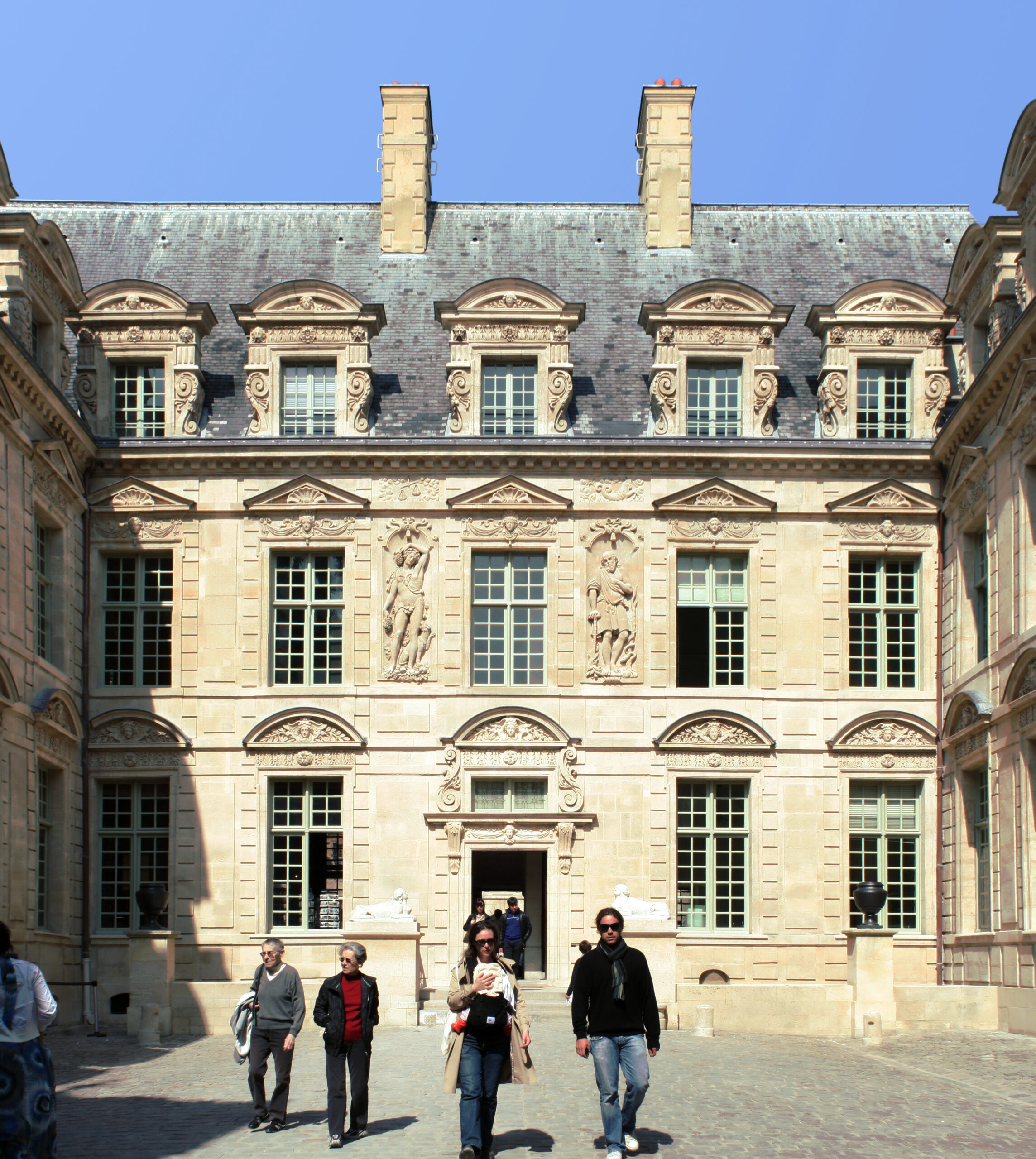 Patio del Hôtel de Sully en París