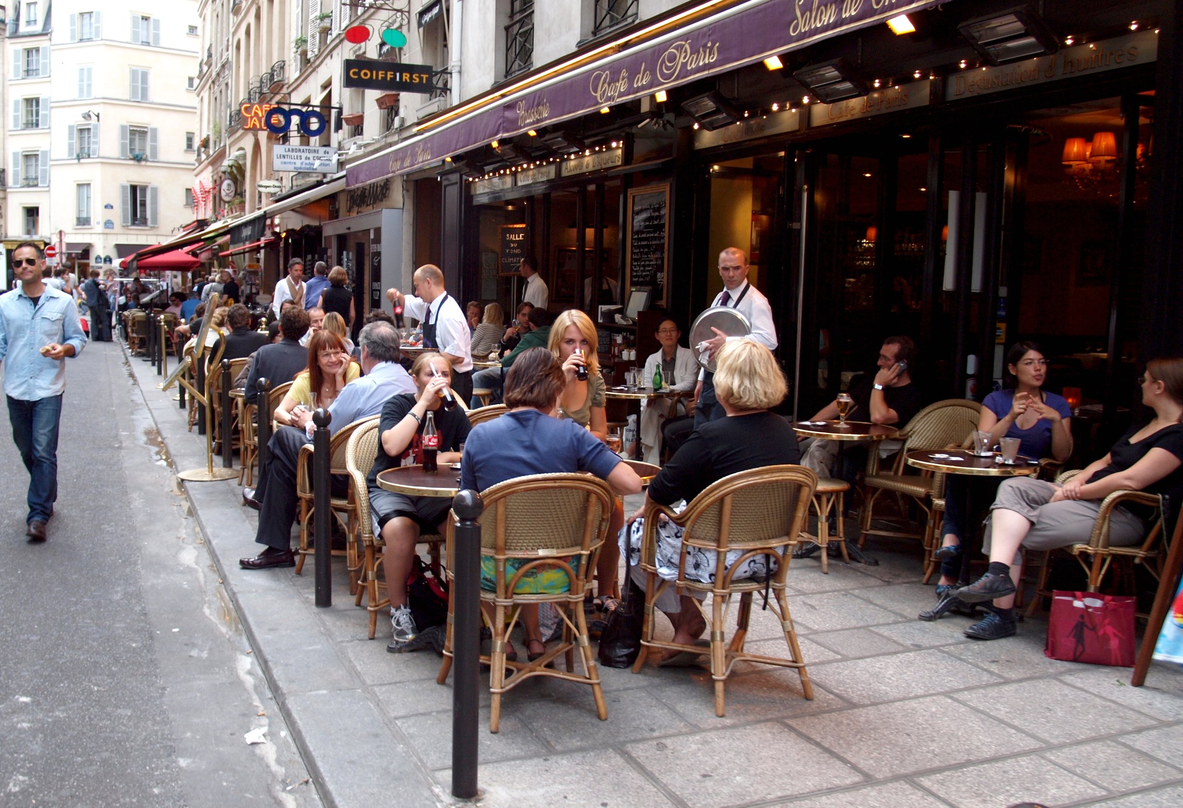 Terraza de café en Rue de Buci, París