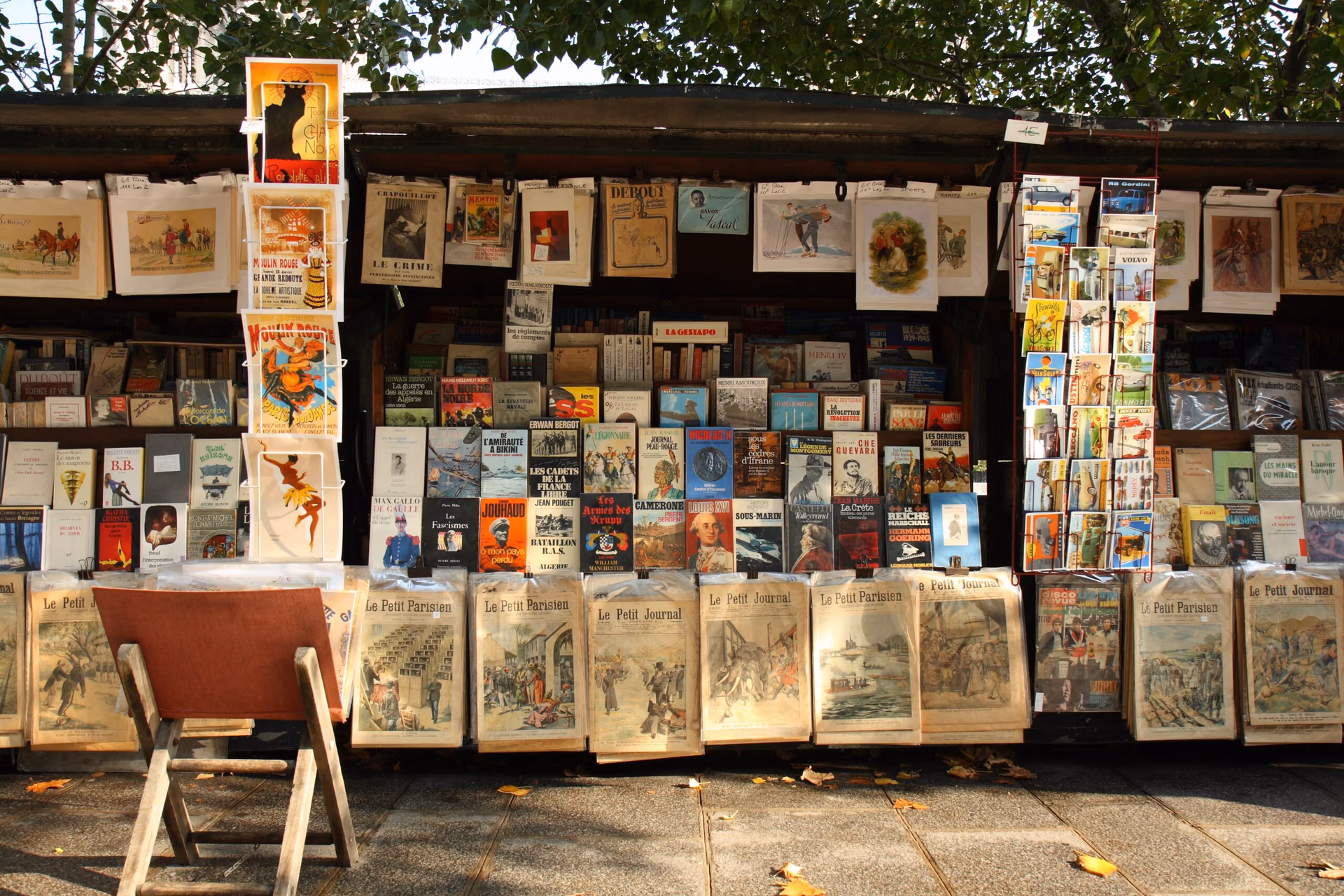 Bouquinistes en Quai de Montebello, París