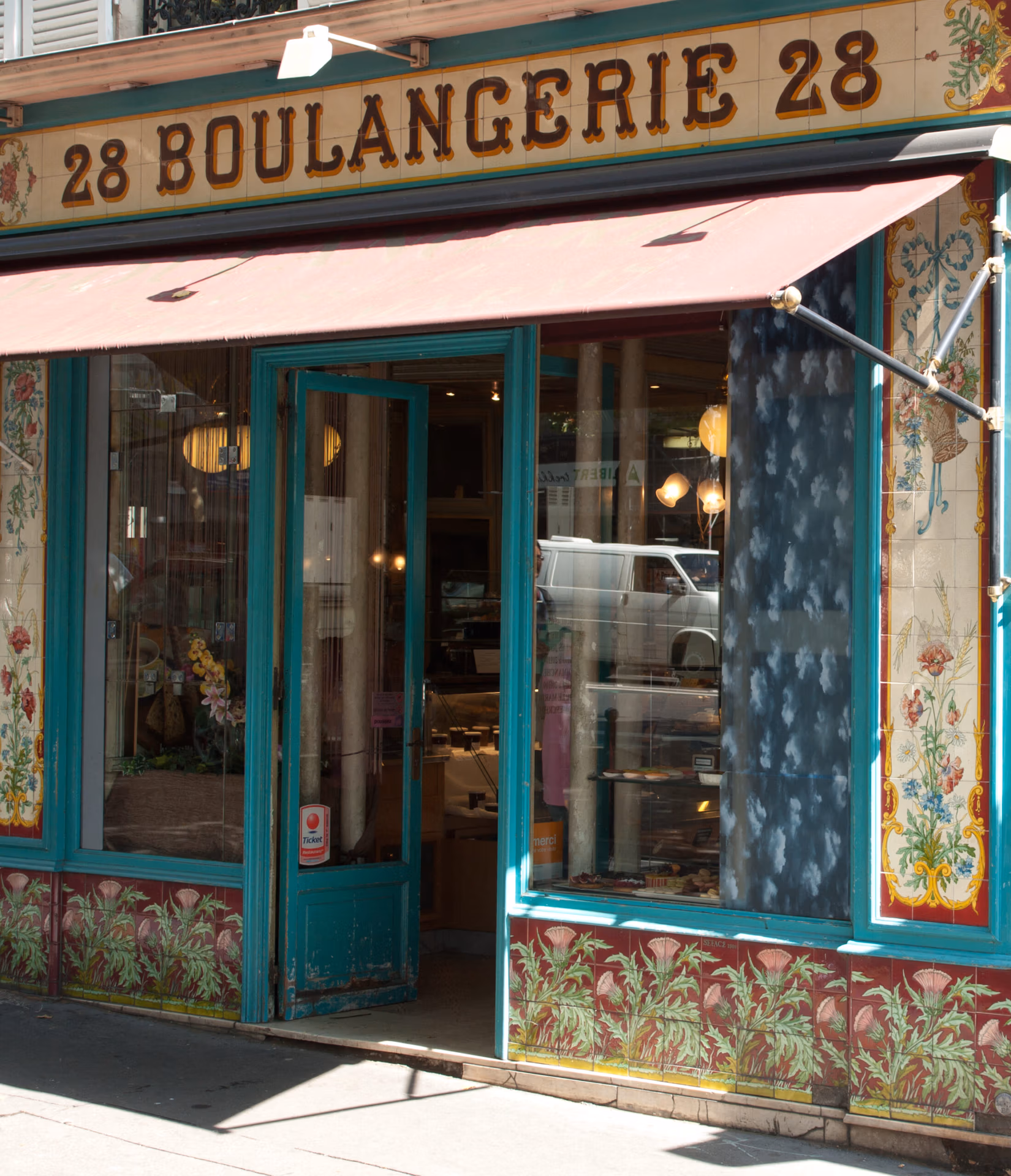 Puerta de boulangerie y pâtisserie en París
