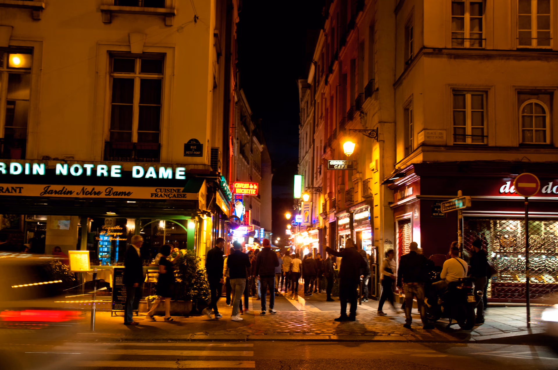Vida nocturna en el Barrio Latino de París