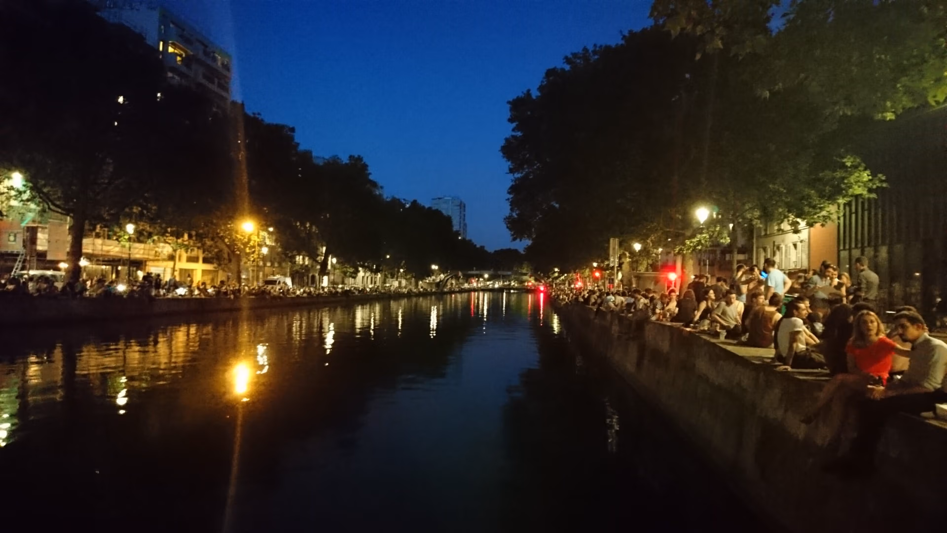 Canal Saint-Martin de noche en París