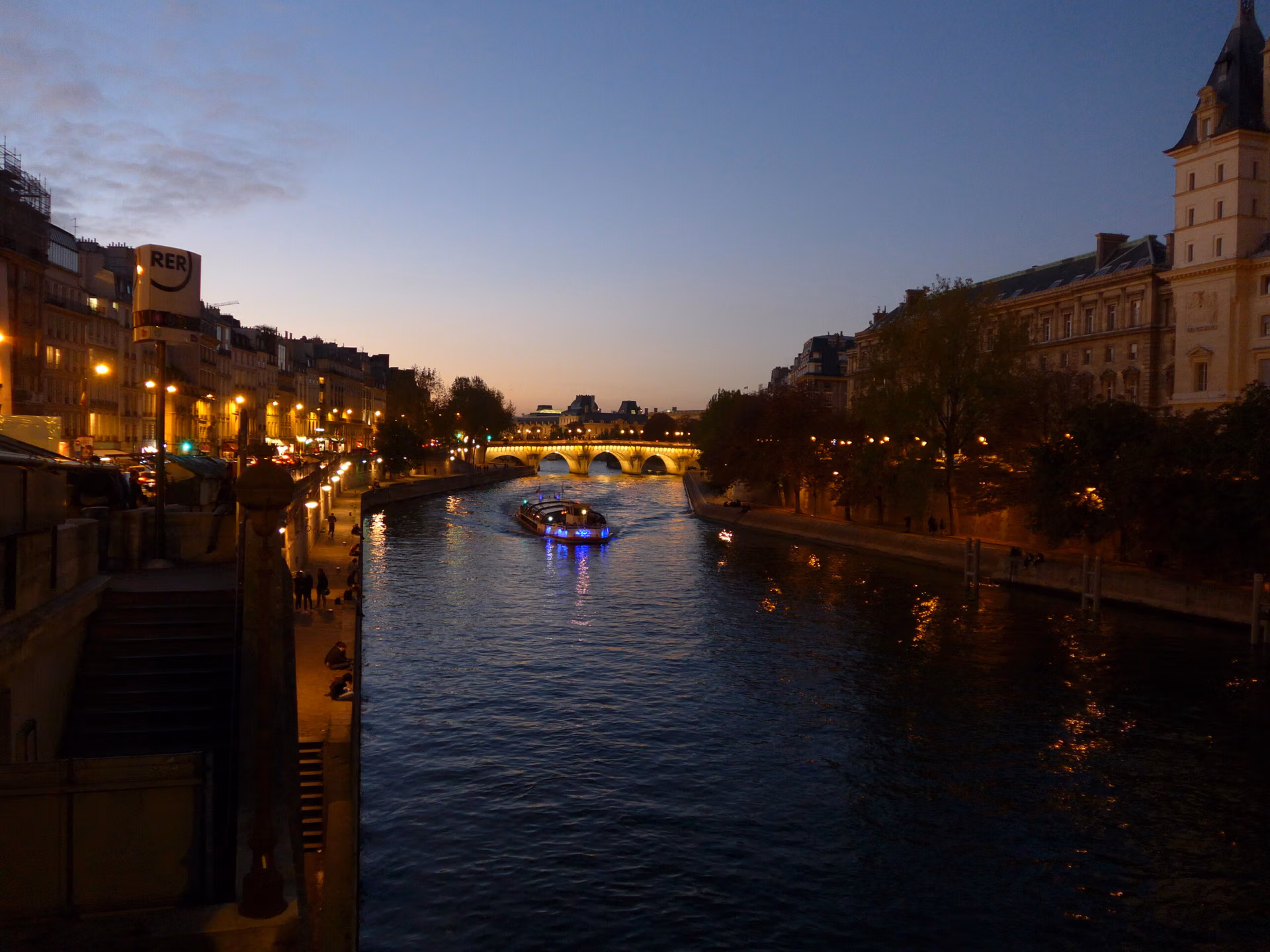 Luces del Sena de noche en París