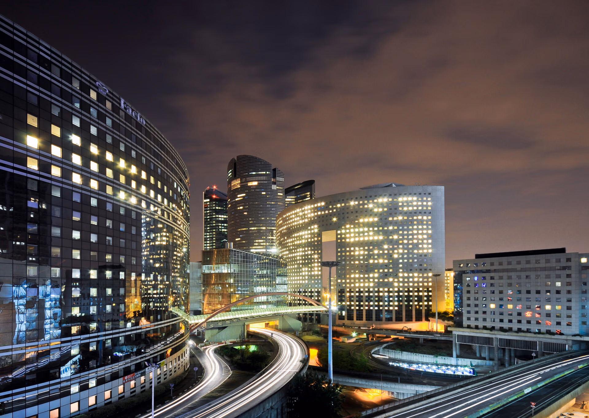 Silueta de La Défense de noche en el Grand Paris